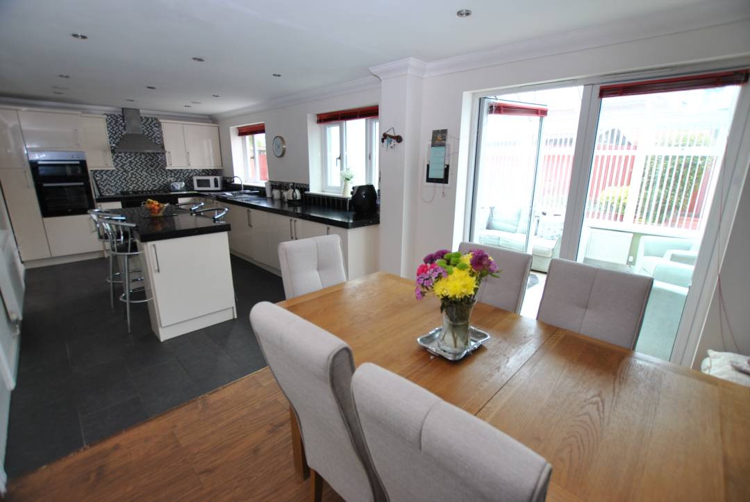 Golygfa'r Eglwys, Pontypridd,  CF37 1JL