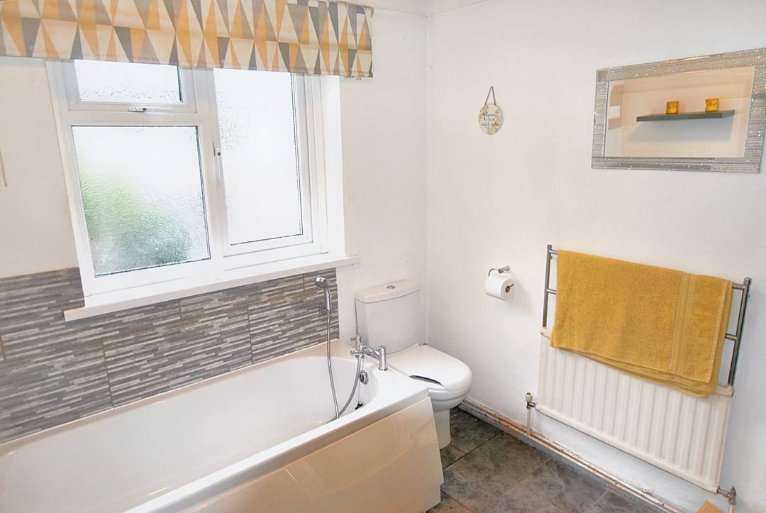 Leicester Square, Gelligaer, Henged,  Caerphilly CF82 8FH