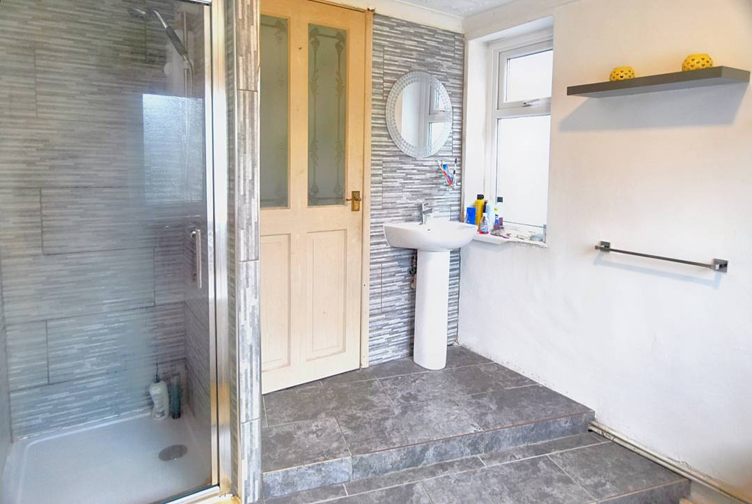 Leicester Square, Gelligaer, Henged,  Caerphilly CF82 8FH