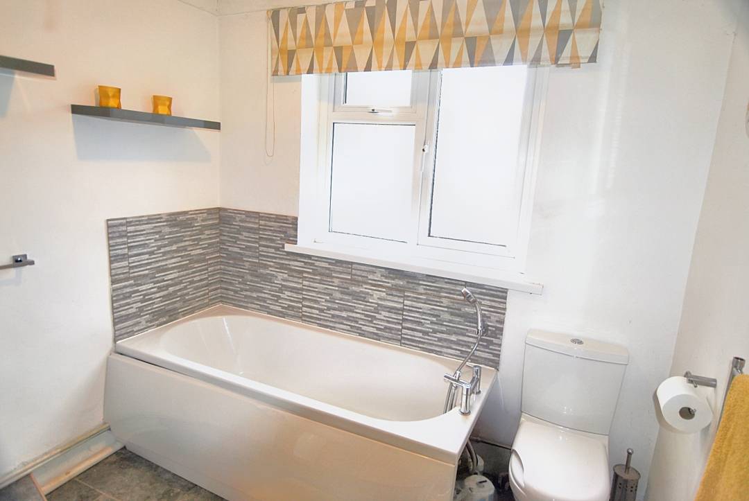 Leicester Square, Gelligaer, Henged,  Caerphilly CF82 8FH