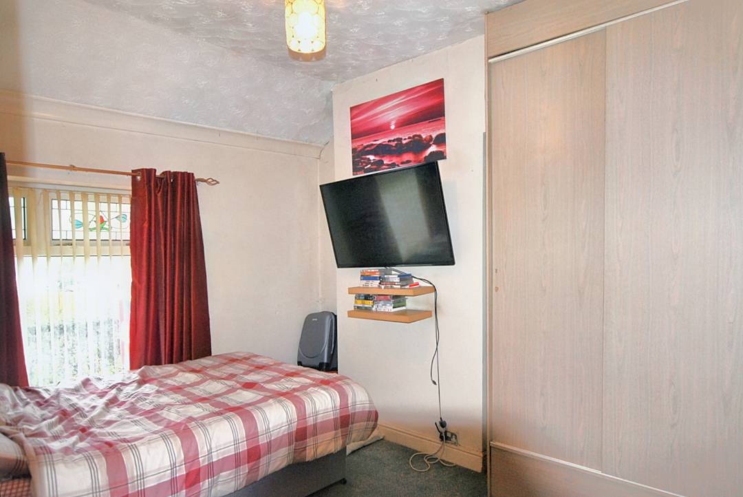 Leicester Square, Gelligaer, Henged,  Caerphilly CF82 8FH