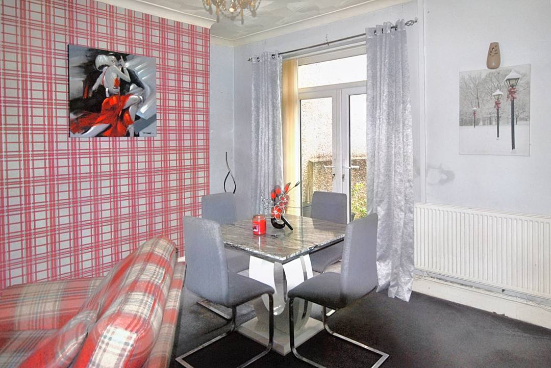 Leicester Square, Gelligaer, Henged,  Caerphilly CF82 8FH
