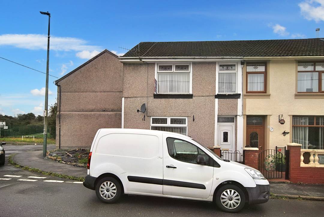 Leicester Square, Gelligaer, Henged,  Caerphilly CF82 8FH