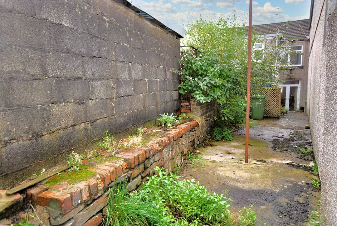 Leicester Square, Gelligaer, Henged,  Caerphilly CF82 8FH