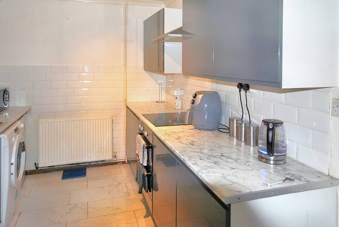 Leicester Square, Gelligaer, Henged,  Caerphilly CF82 8FH