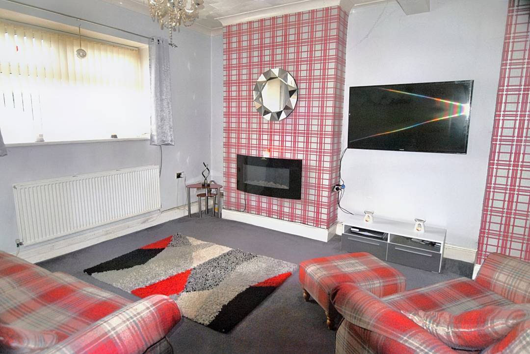 Leicester Square, Gelligaer, Henged,  Caerphilly CF82 8FH