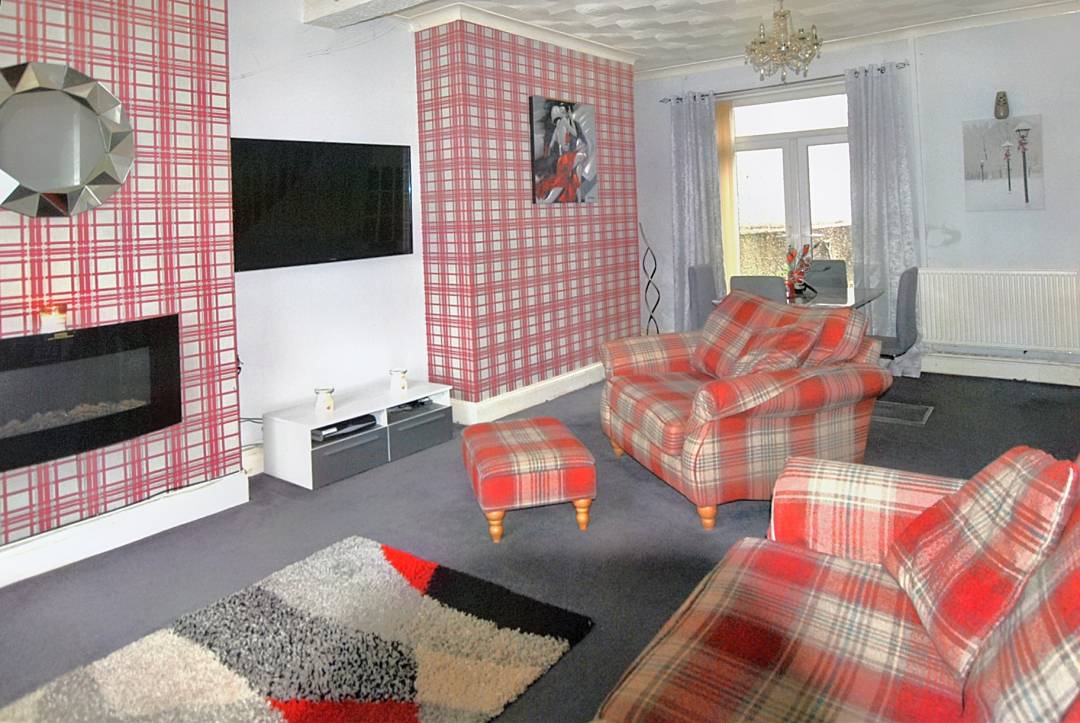 Leicester Square, Gelligaer, Henged,  Caerphilly CF82 8FH