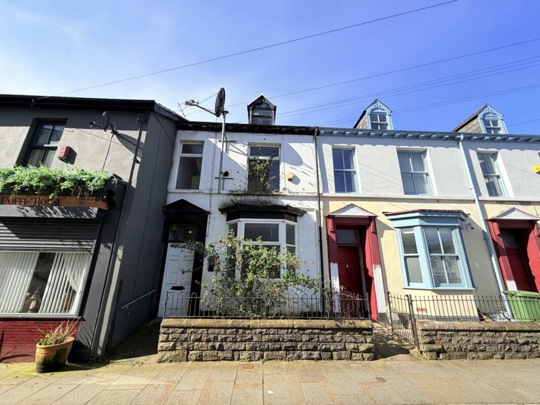 Maendy Place, AberdarE,  CF44 7AY